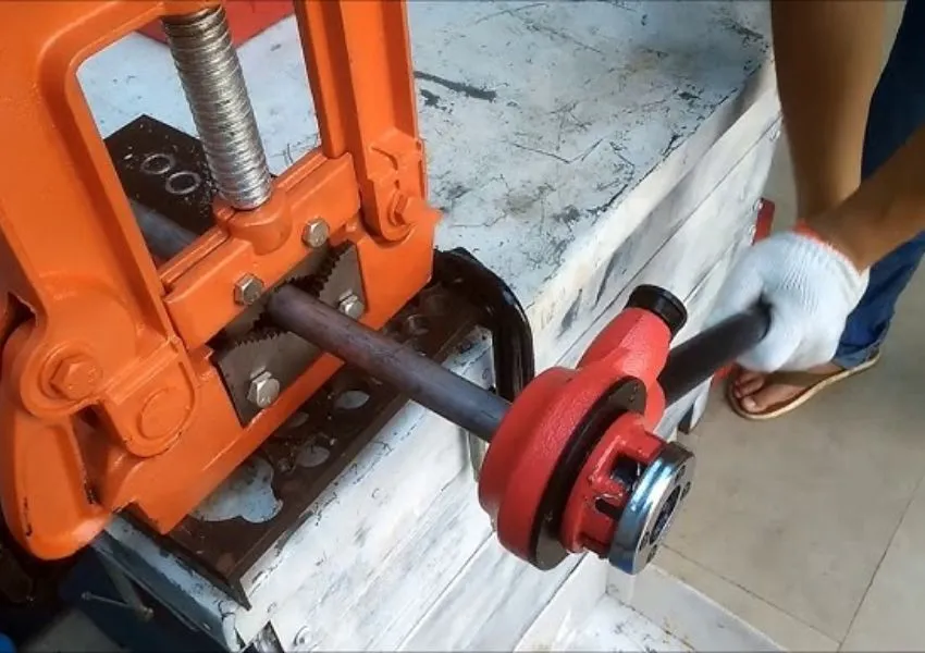 Tiện ren bằng tay 