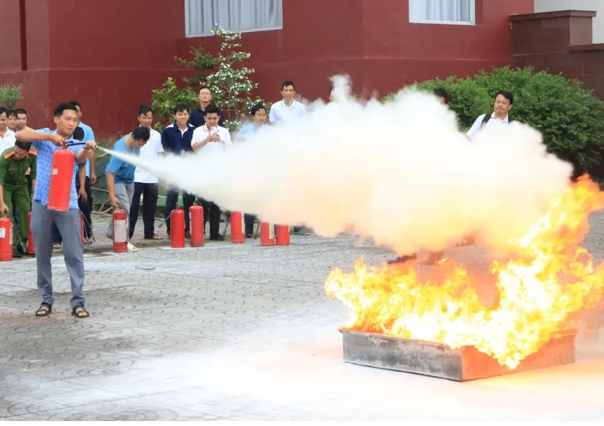 Hướng dẫn nhân viên dùng bình chữa cháy 