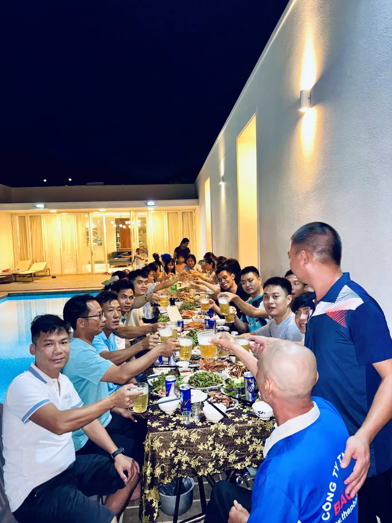 Cùng nhau thưởng thức bữa tối thân mật và ấm cúng