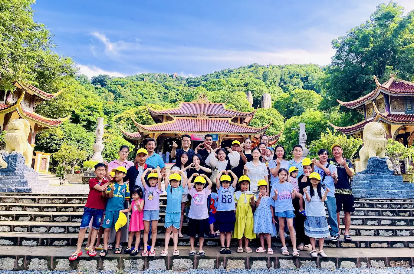 Toàn thể đại gia đình Thép Bảo Tín trong chuyến Team Building 2025