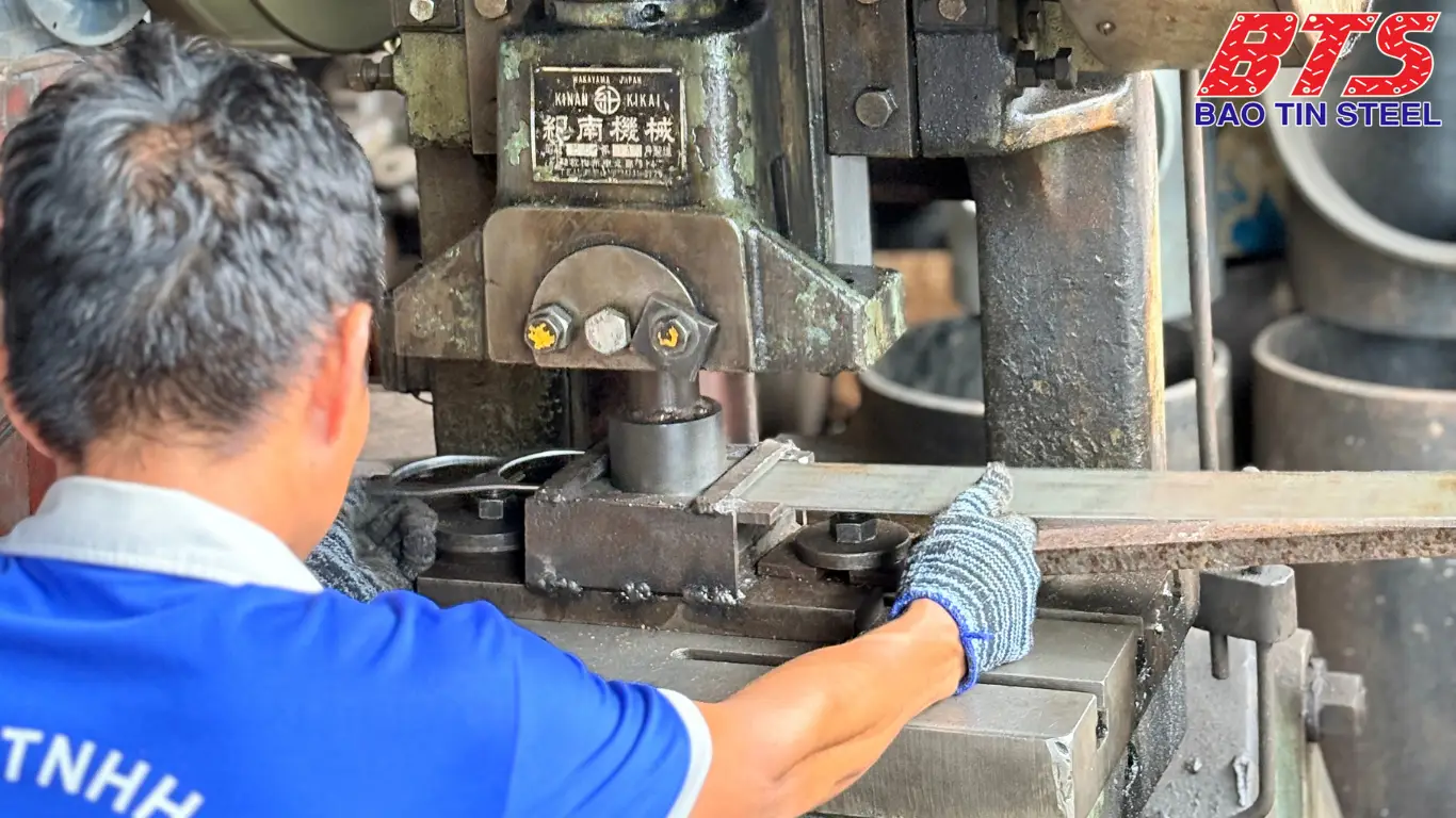 Gia công phôi bằng máy đột dập
