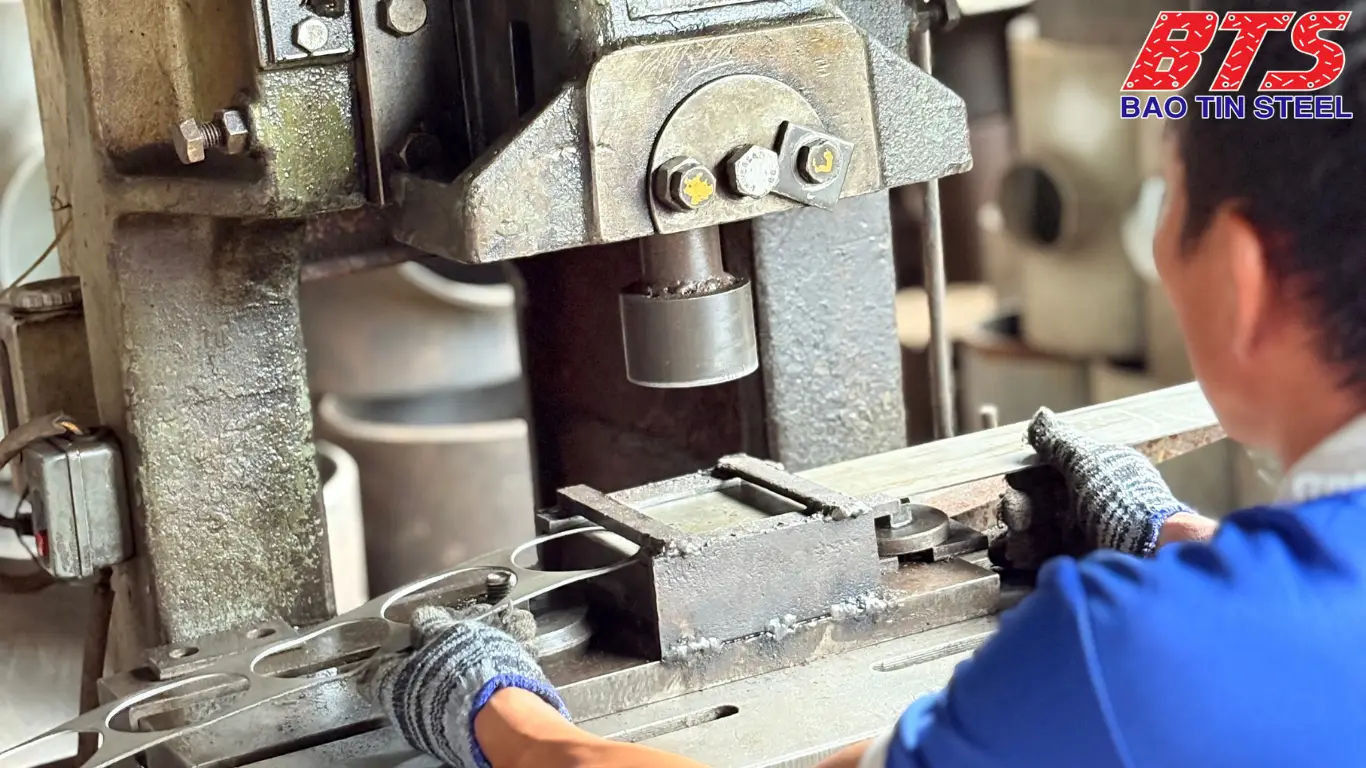Chấn dập phôi thành các quy cách cụ thể