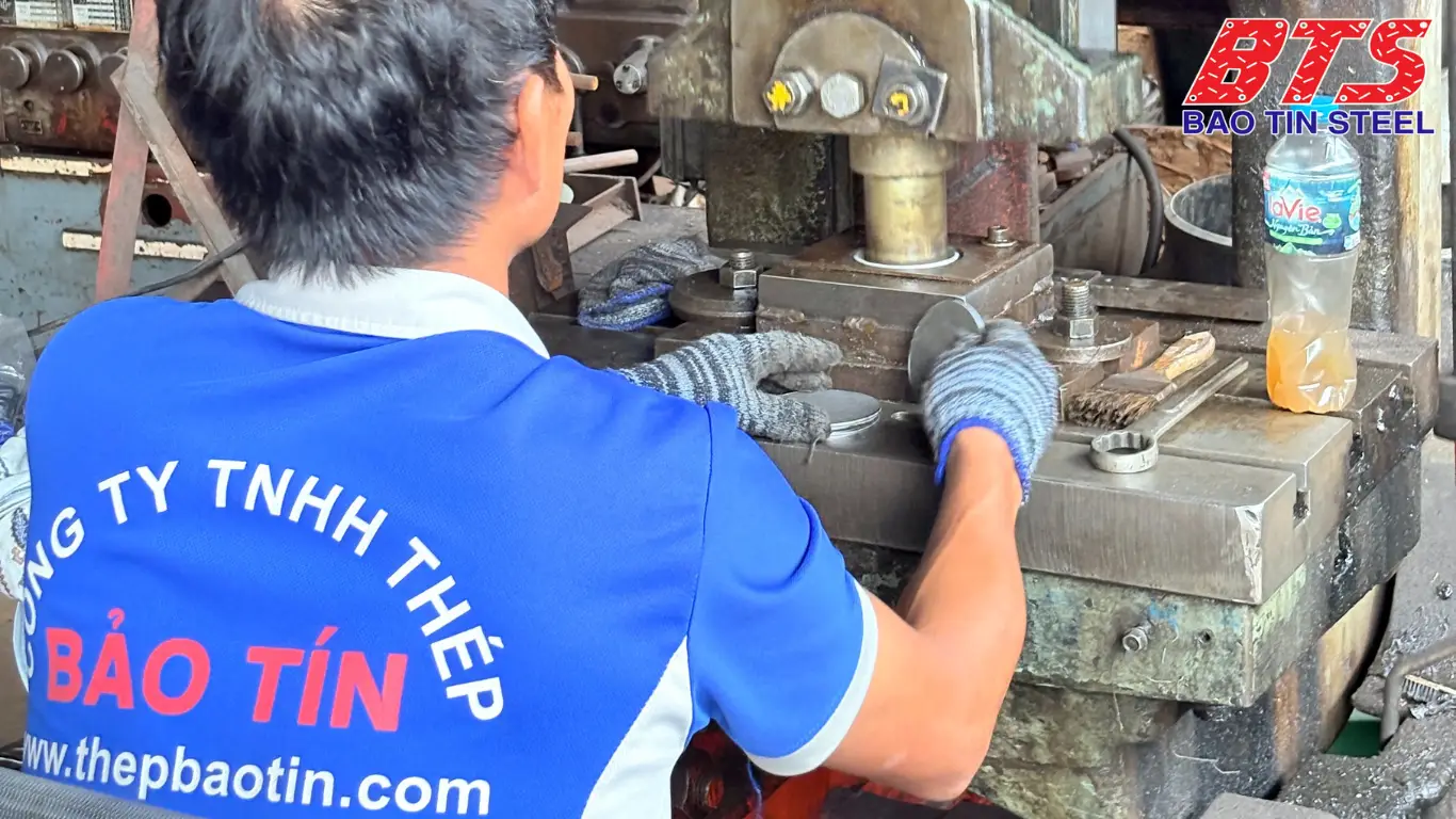 Chấn dập phôi nắp thành sản phẩm hoàn thiện
