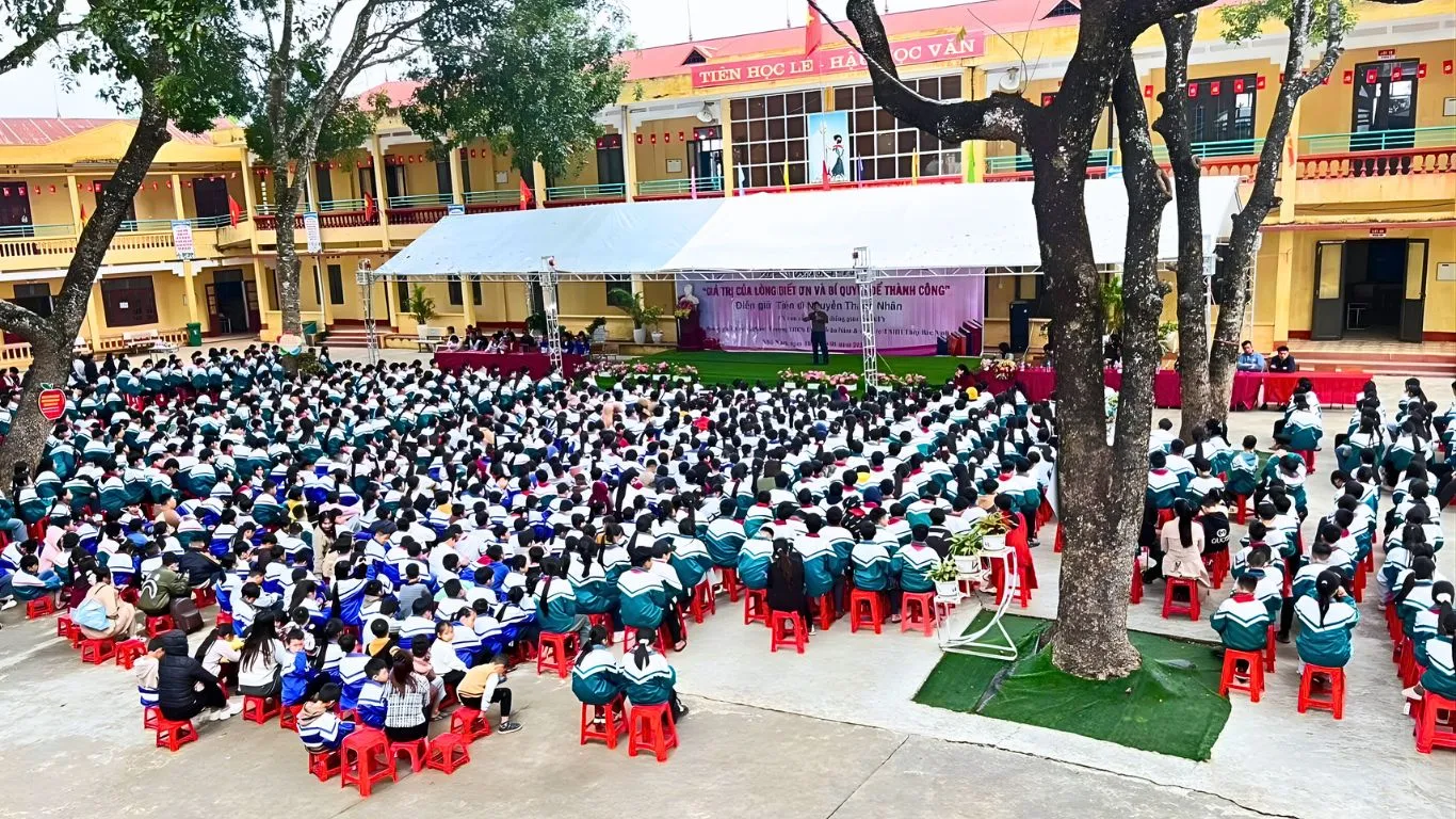 Thầy cô, Phụ huynh và Học sinh Trường THCS Lương Văn Nắm tề tựu để cùng nghe diễn giả chia sẻ