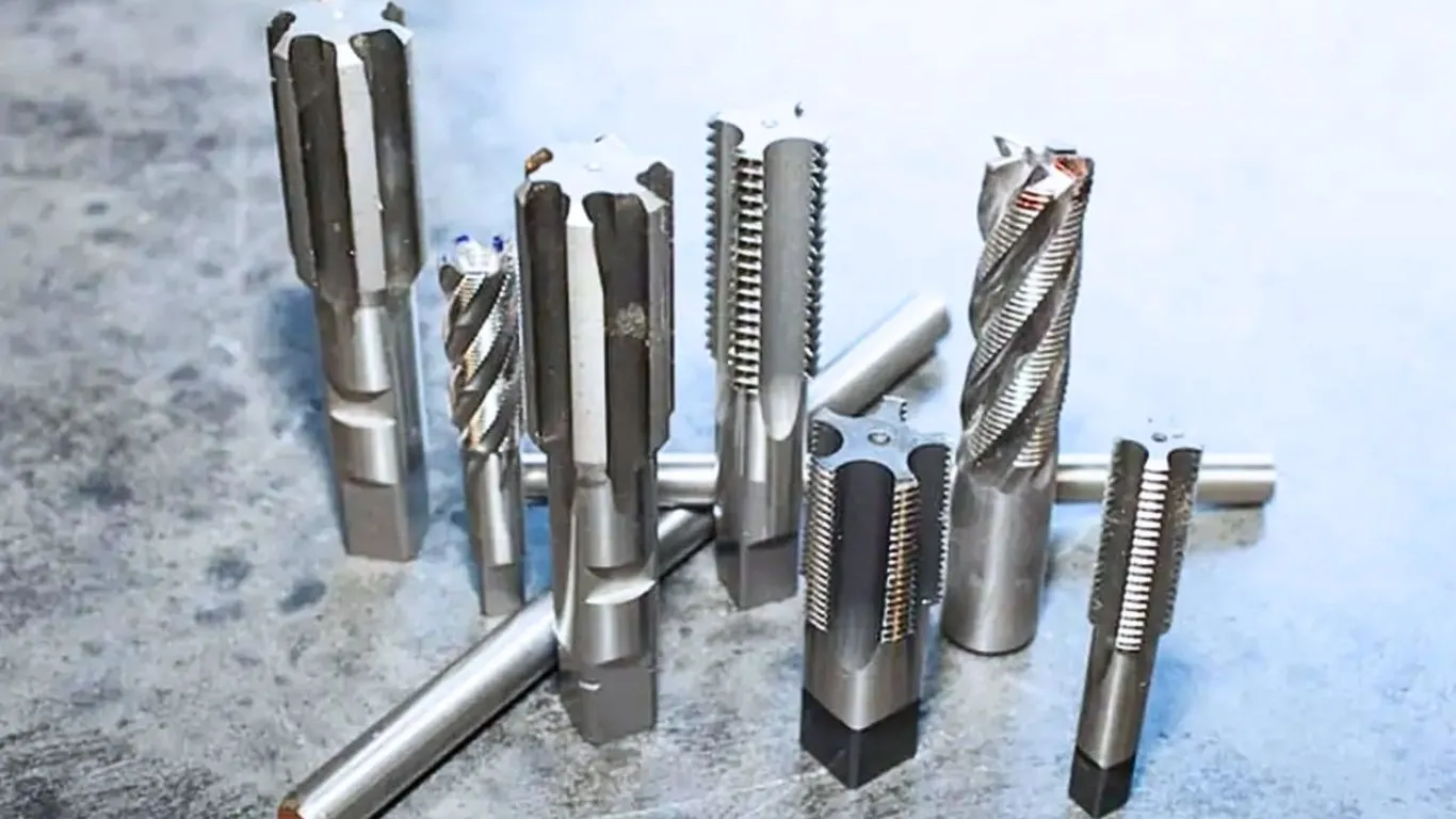 Các dụng cụ cắt được chế tạo từ thép gió 