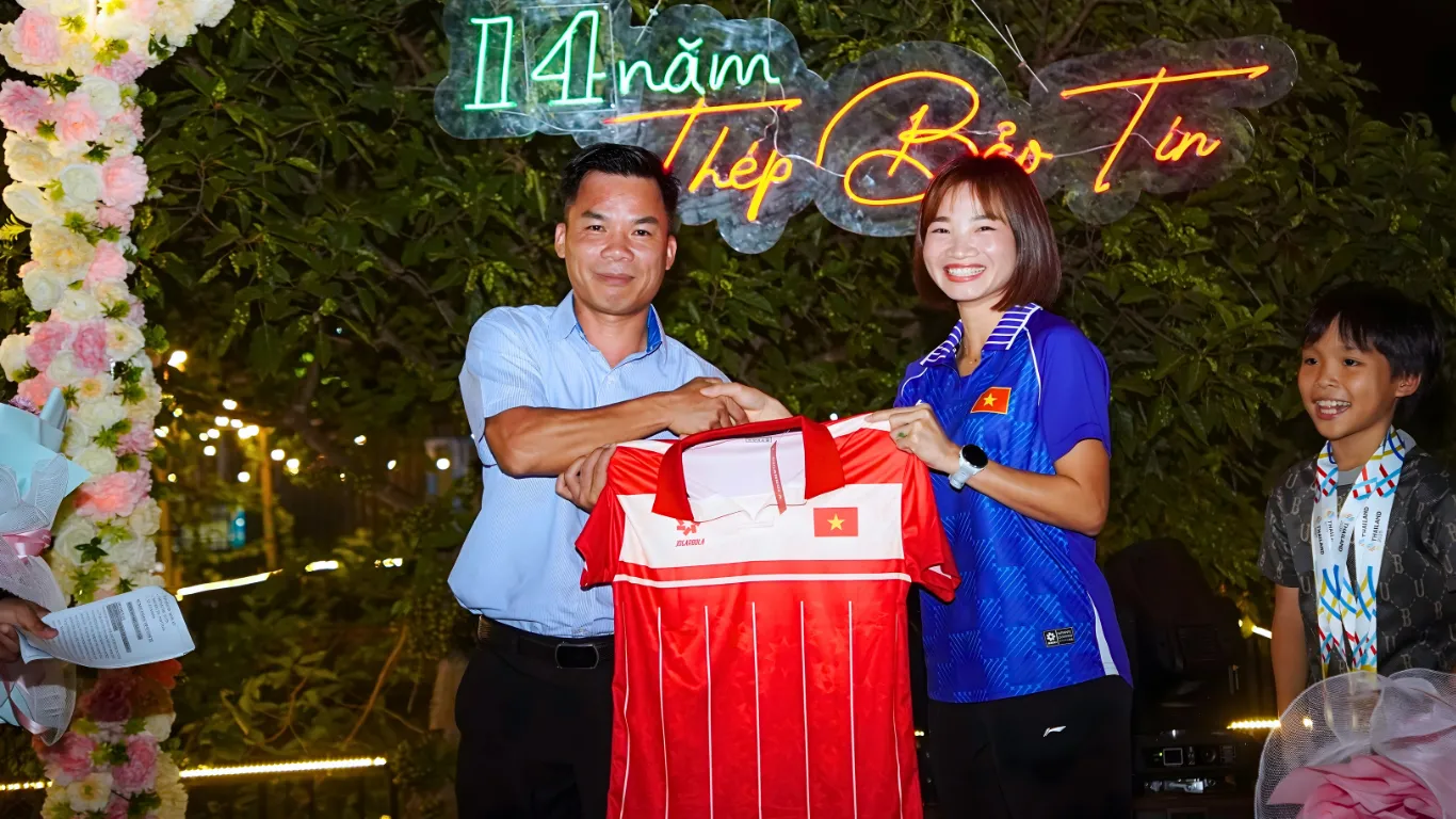 Khách mời đặc biệt của buổi kỷ niệm - HLV Đào Xuấn Hùng và VĐV Nguyễn Thị Oanh trao quà cho Thép Bảo Tín