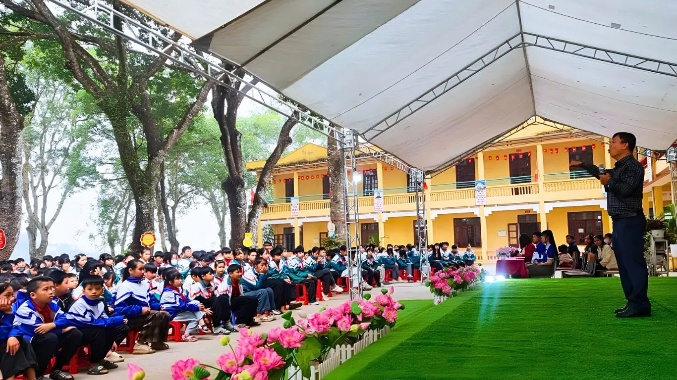 Các em học sinh lắng nghe bài chia sẻ 