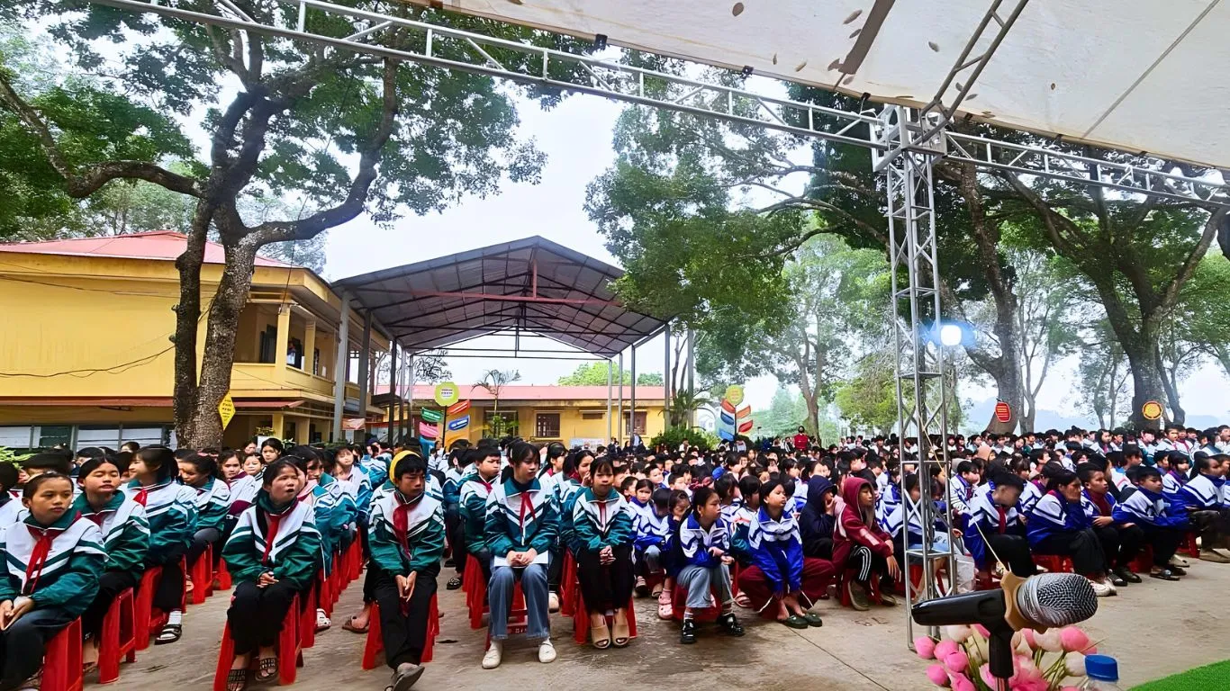 Các em học sinh chăm chú lắng nghe những chia sẻ của diễn giả 