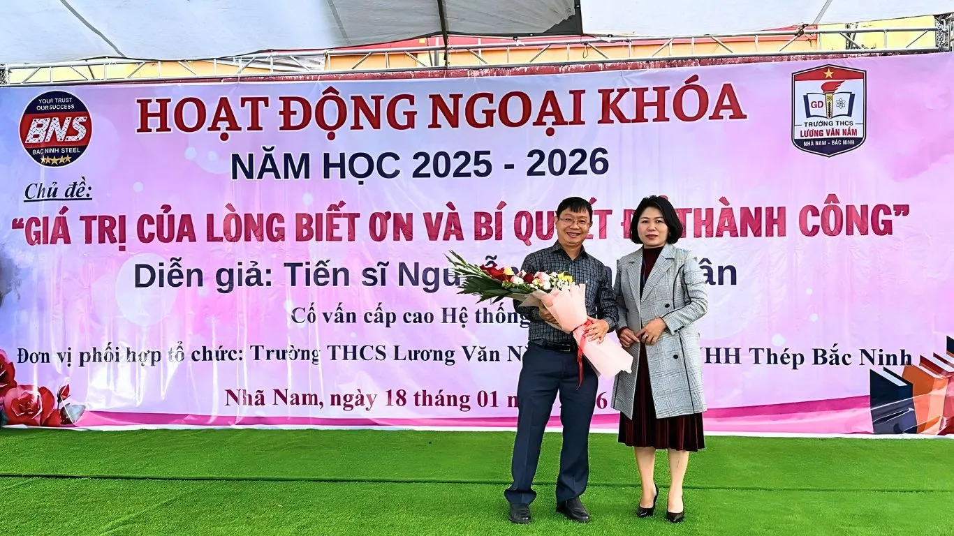 Lãnh đạo nhà trường cảm ơn và tặng hoa cho Tiến sĩ Nguyễn Thành Nhân 