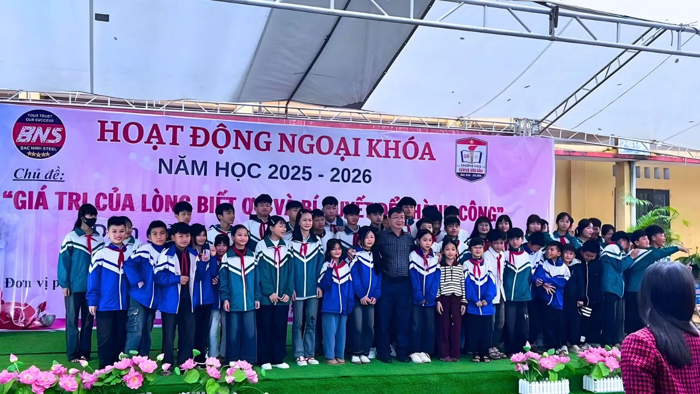 Diễn giả Nguyễn Thành Nhân cùng các em học sinh trường THCS Lương Văn Nắm 