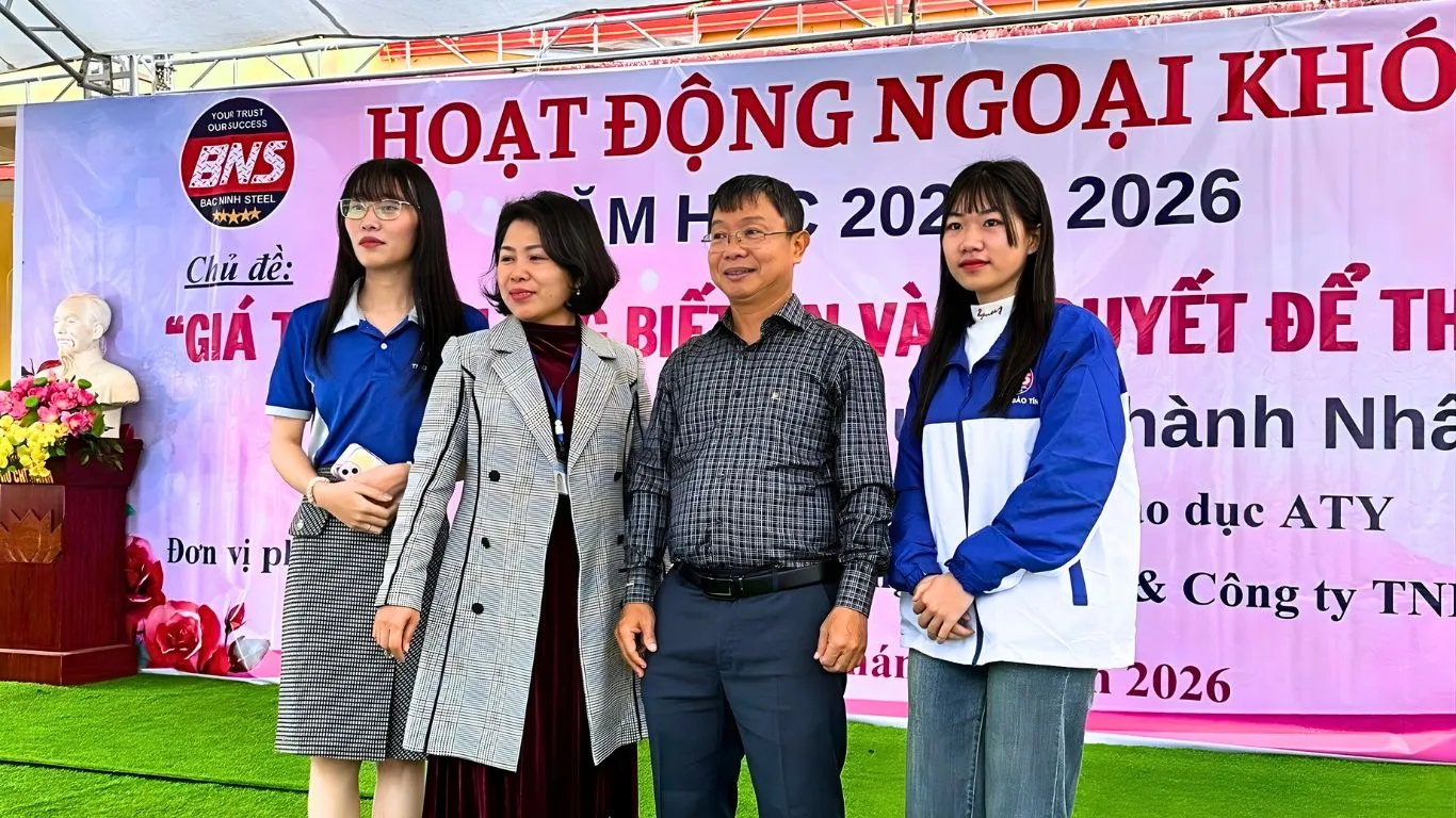 Công ty TNHH Thép Bắc Ninh chụp ảnh lưu niệm cùng Diễn giả và lãnh đạo nhà trường THCS Lương Văn Nắm